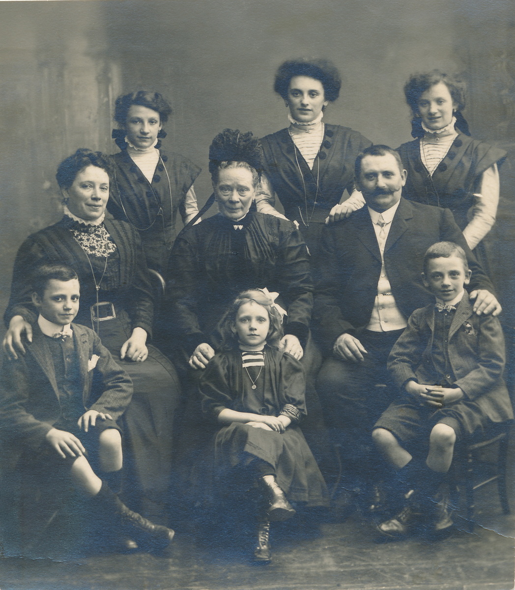 Famille Osstyn - Germaine Kanova en bas au centre Photo d'une famille de 9 personnes. Photo ancienne noir et blanc