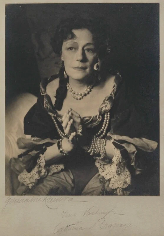 Portrait d'Irene-Vanbrugh-as-Catherine-of-Braganza - Photographe Germaine Kanova