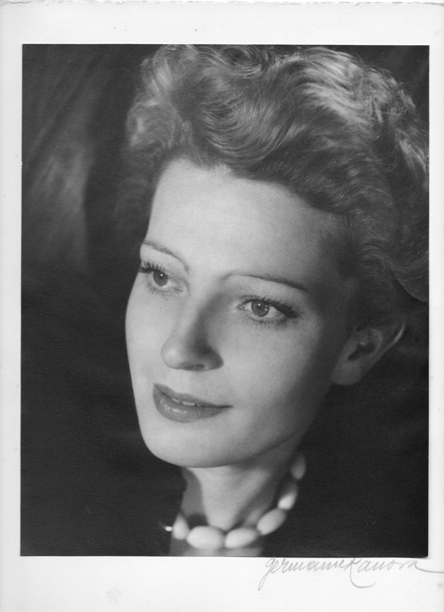 Portrait noir et blanc. Photo de profil de Francoise Osstyn -Photographe Germaine Kanova